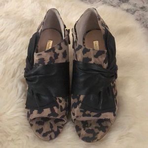 Lo-Idola Size 8 Natural/Black Open Toe Heels